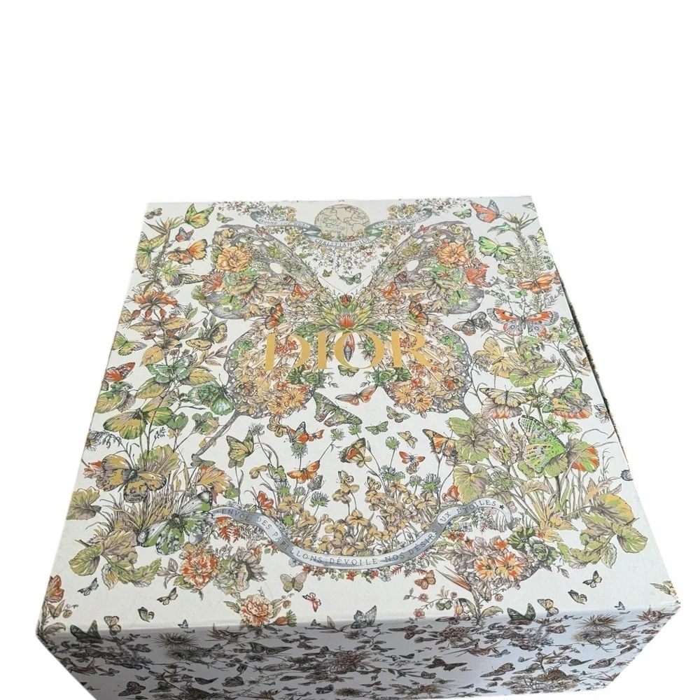 Dior Floral large box in good conditions great to storage your Dior bags or more